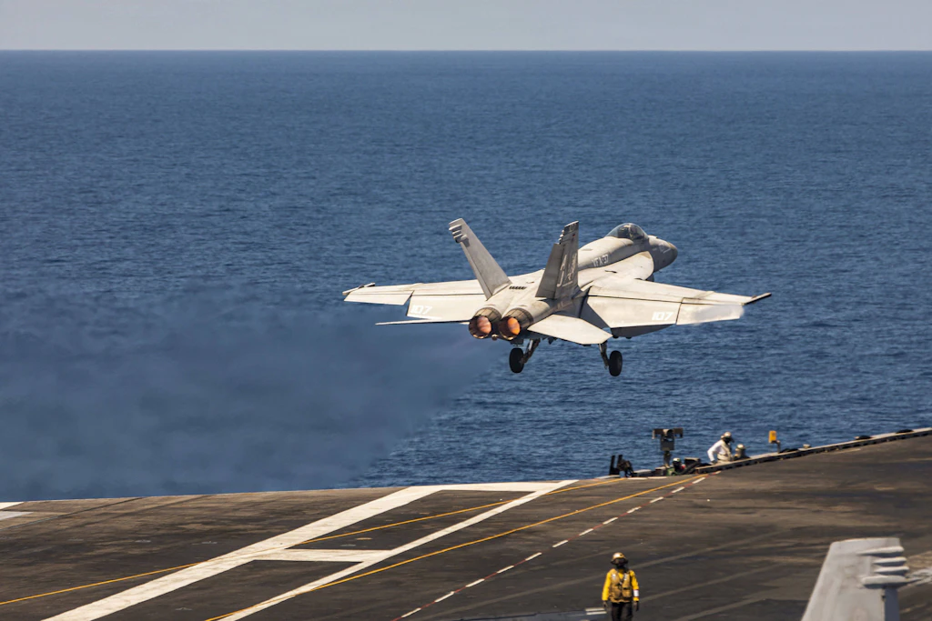 Ein US-Kampfjet startet von einem Flugzeugträger. Das US-Militär griff nach eigenen Angaben iranische Militärziele an.