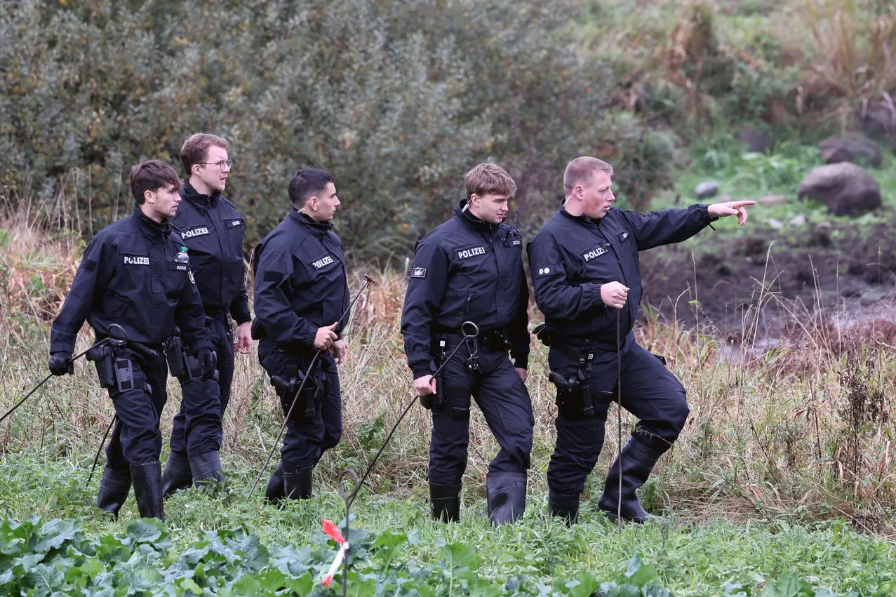 Fabians Leiche wurde an einem Tümpel bei Klein Upahl gefunden. Polizisten durchsuchten den Tatort nach dem Leichenfund ausführlich.