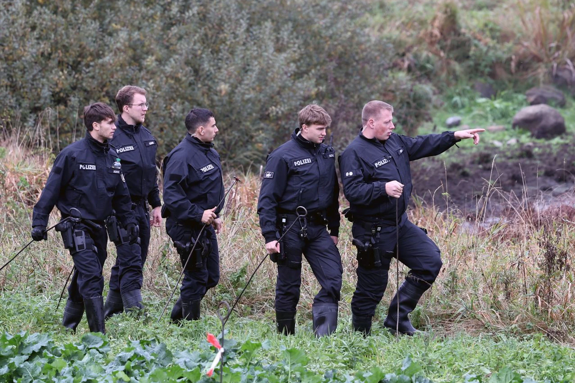 Fabians Leiche wurde an einem Tümpel bei Klein Upahl gefunden. Polizisten durchsuchten den Tatort nach dem Leichenfund ausführlich.