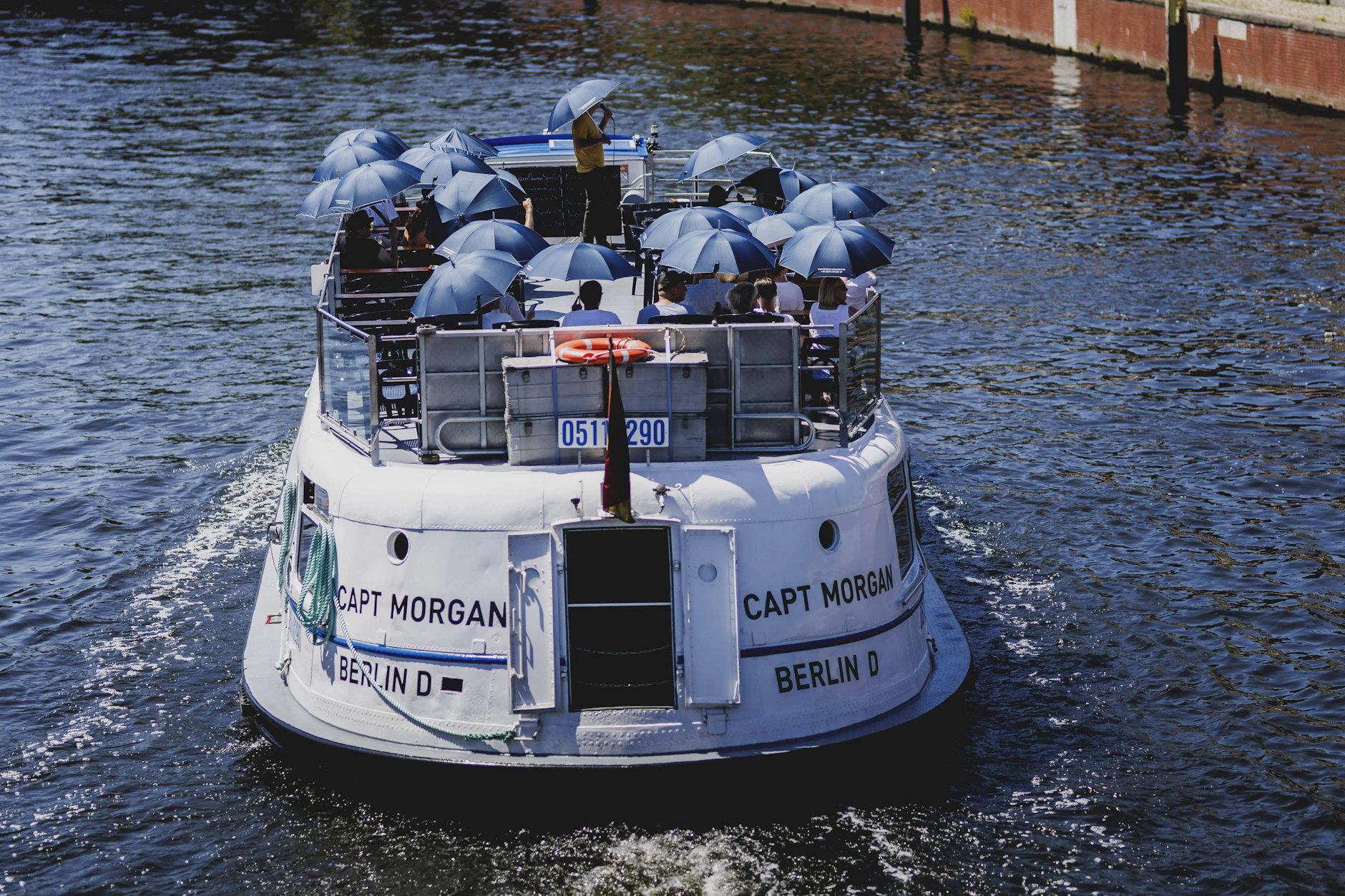 Am vergangenen Wochenende prasselte die Sonne erbarmungslos vom Himmel. Selbst auf der Spree suchten Passagiere auf Ausflugsschiffen Schutz unter Sonnenschirmen.