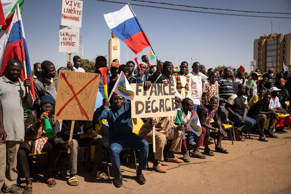 Demonstranten fordern 2023 in Ouagadougou den Abzug Frankreichs. Nun hat Burkina Faso die diplomatischen Beziehungen zu der früheren Kolonialmacht beendet.