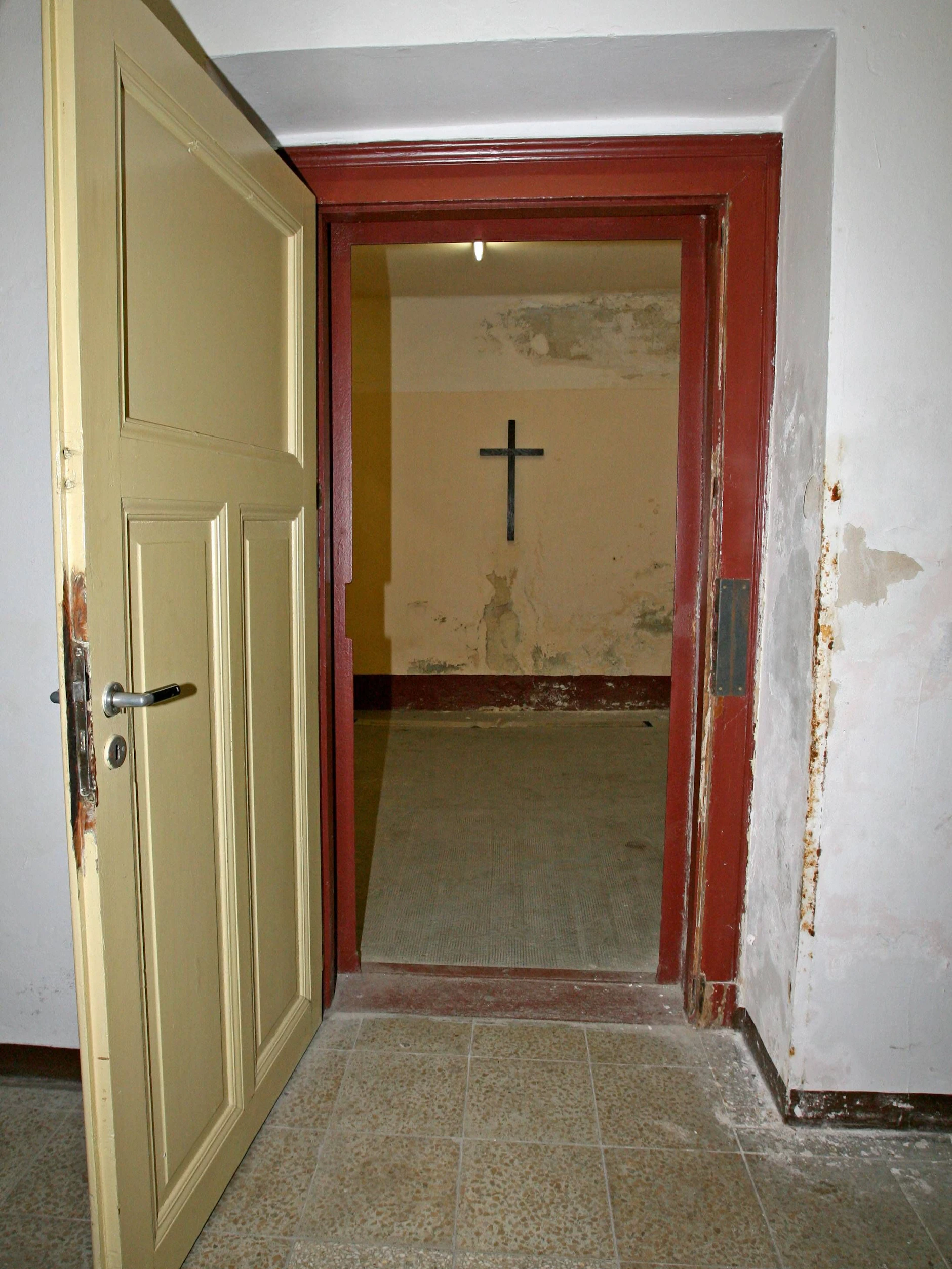 Blick in eine Zelle der Hinrichtungsstätte der DDR in Leipzig. Hier wurde auch das Todesurteil an Werner Teske vollstreckt. Das Kreuz wurde natürlich erst nach der Wende aufgehängt.