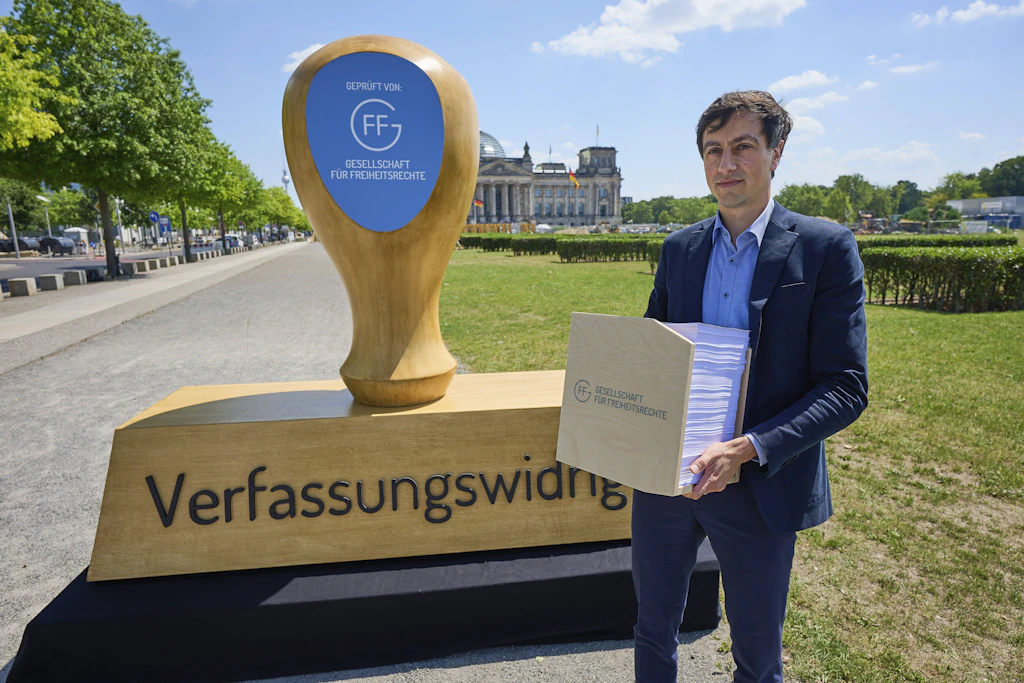 Skulptur-Aktion der „Gesellschaft für Freiheitsrechte“ (GFF) zur Vorstellung des AfD-Gutachtens vor dem Bundestag in Berlin