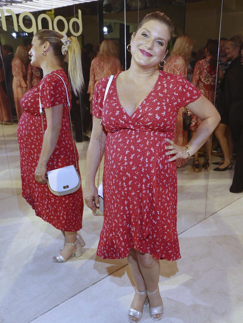 Jeanette Biedermann zeigt ihren Babybauch.