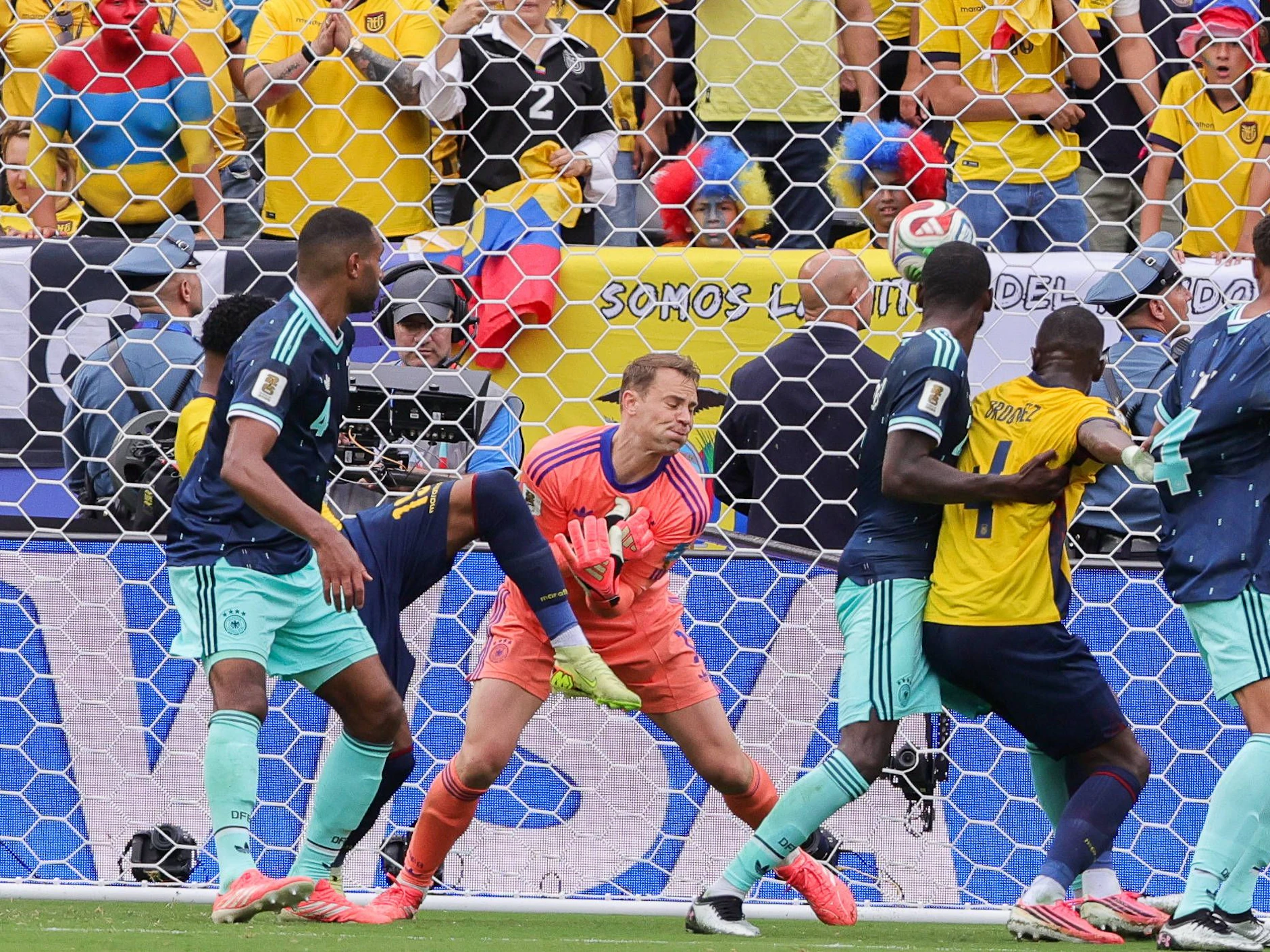 Deutschlands Torwart Manuel Neuer kommt zu spät und Ecuadors Gonzalo Plata spitzelt den Ball nach einer Ecke ins Tor zum 2:1