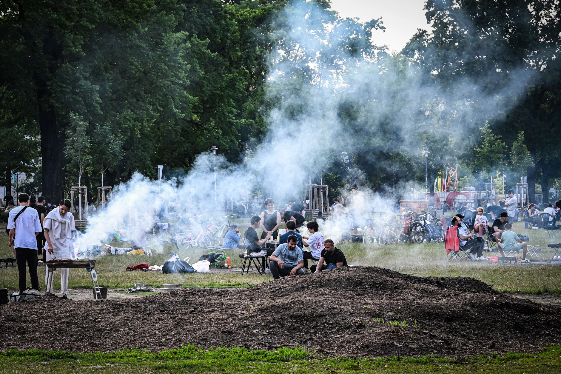 Die Grillfläche im Volkspark Friedrichshain wird fleißig genutzt. Doch ab Samstag ist das Grillen hier verboten. Ob sich wohl alle daran halten werden?