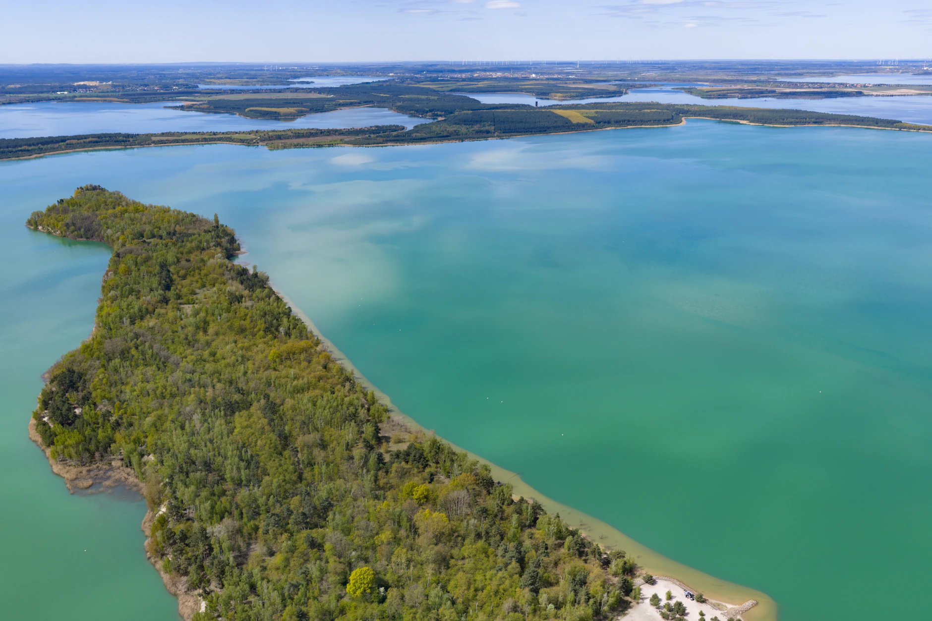 Blick auf den Partwitzer See (vorn), den Geierswalder See (links hinten) und den Sedlitzer See.