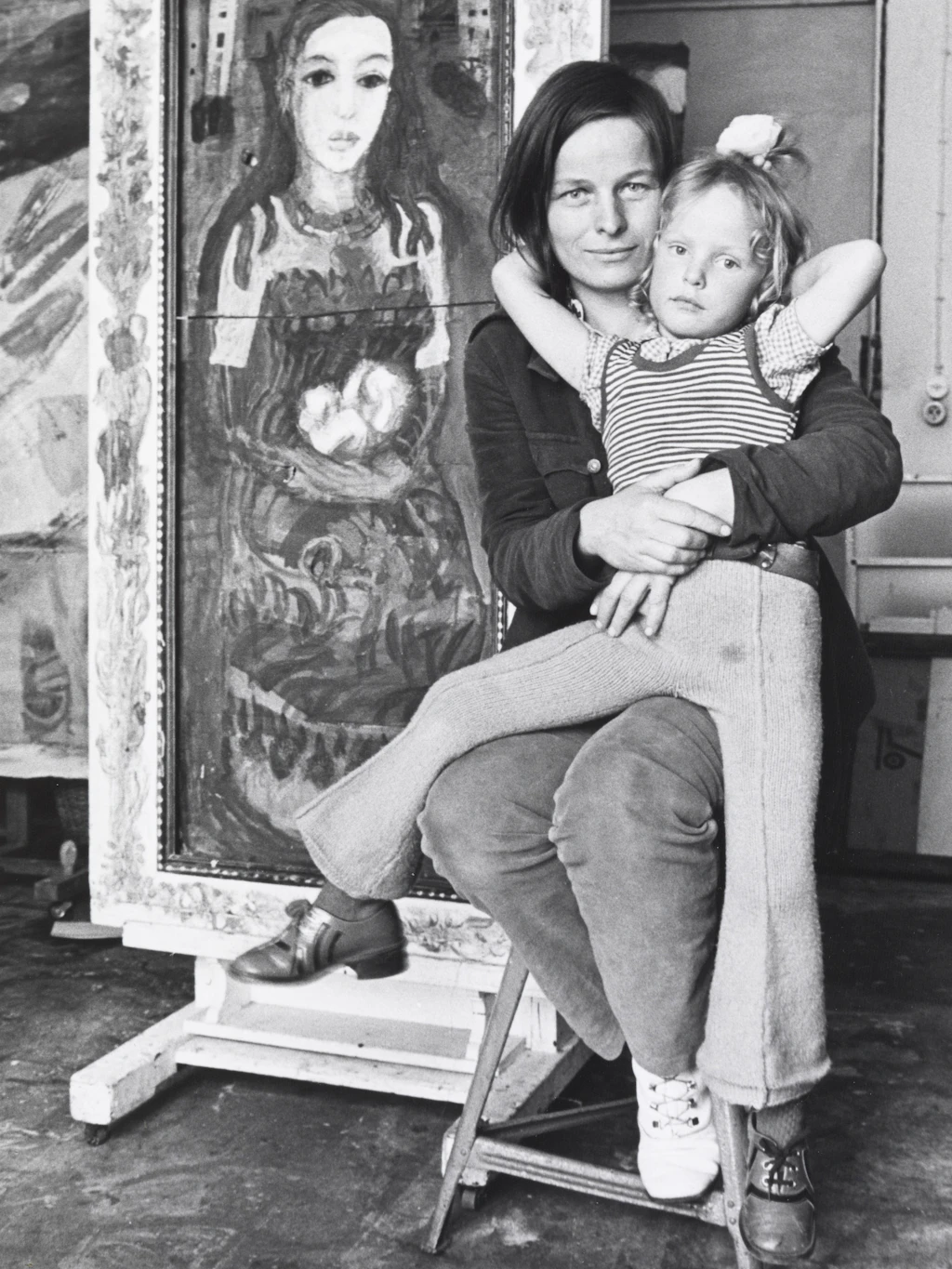 Mutter und Kind in der Ladenwerkstatt: Annemirl Bauer mit Tochter Amrei, 1975, Originalabzug auf Fotopapier, 1975. Aus dem Bestand des Zentrums für Kunstausstellungen der DDR (ZfK), ifa-Kunstsammlung