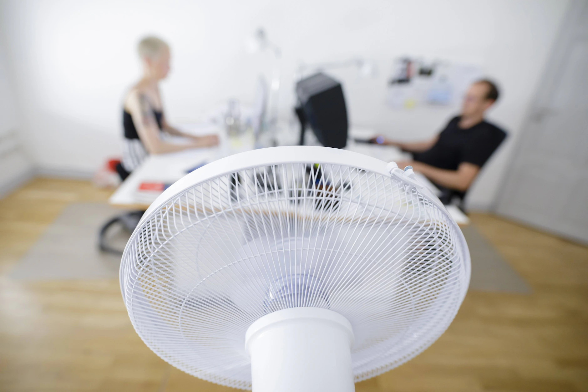 Mitarbeiter im Büro können u.A. einen Ventilator von ihrem Arbeitgeber verlangen.