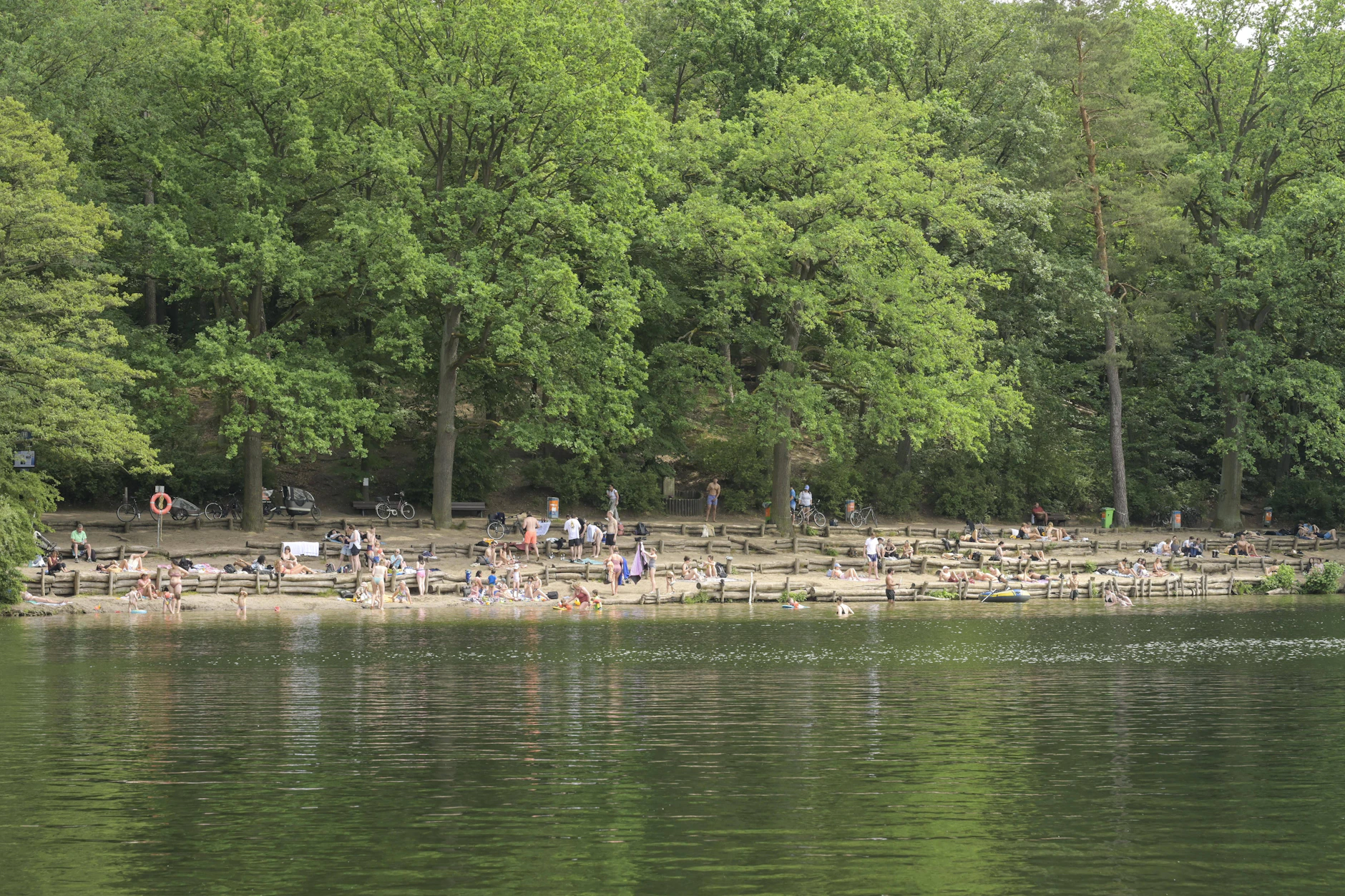 Eine Badestelle an der Krummen Lanke (Symbolfoto). Direkt nach einer großen Mahlzeit sollte man nicht schwimmen gehen, mahnt die Berliner Feuerwehr.
