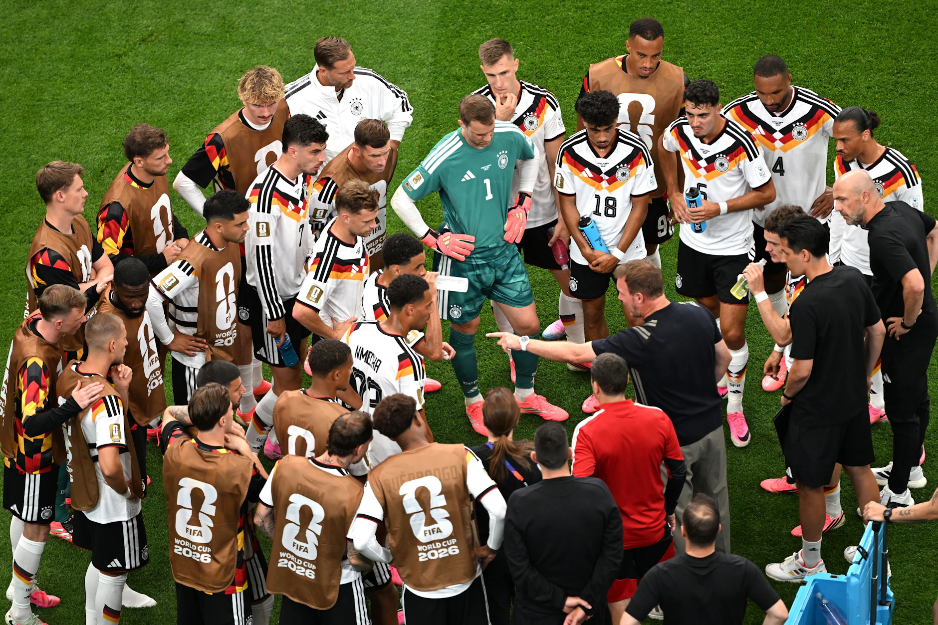 Bei dieser WM gibt es in jeder Halbzeit eine kurze Trinkpause. Die TV-Sender freuen sich darüber.