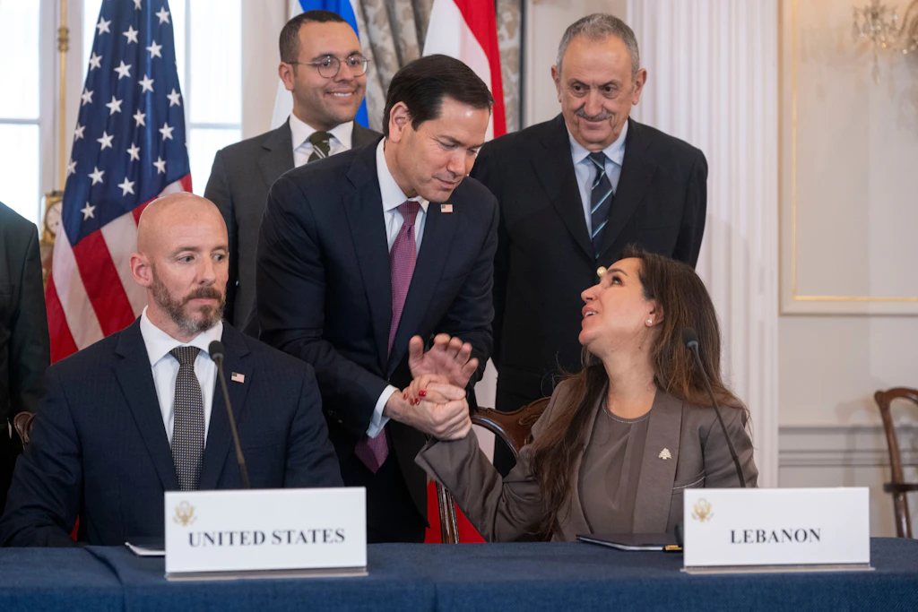 US-Außenminister Marco Rubio und die libanesische Botschafterin Nada Hamadeh nach der Unterzeichnung des von den USA vermittelten Friedensrahmens.
