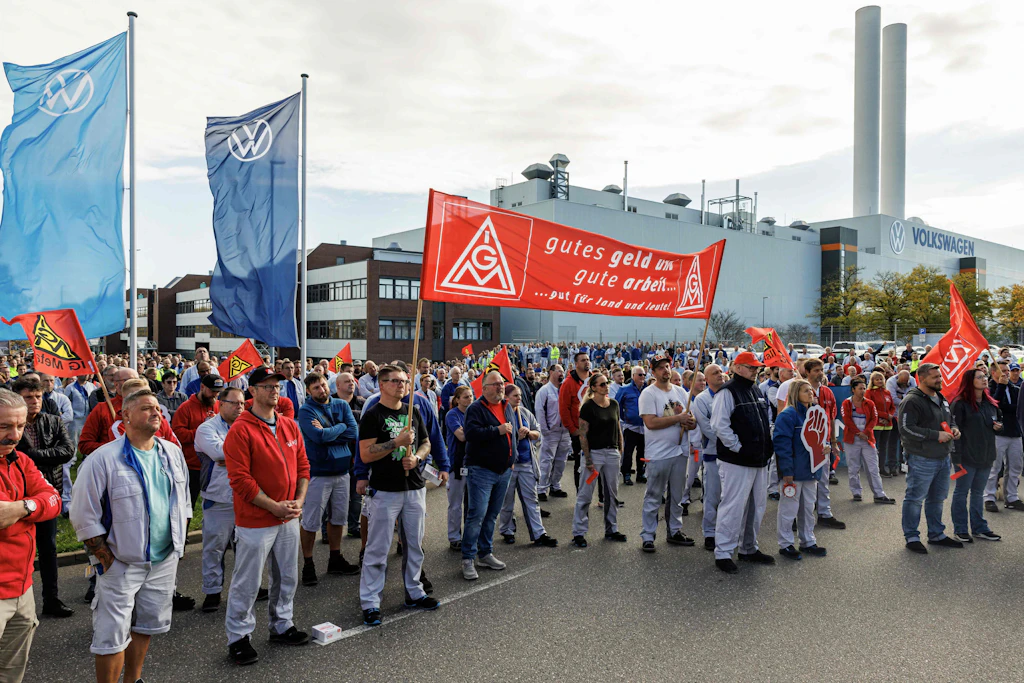 Mitarbeiter und IG Metall demonstrieren bei Volkswagen in Zwickau für ihre Arbeitsplätze. Doch die IG Metall ist Teil des Problems.
