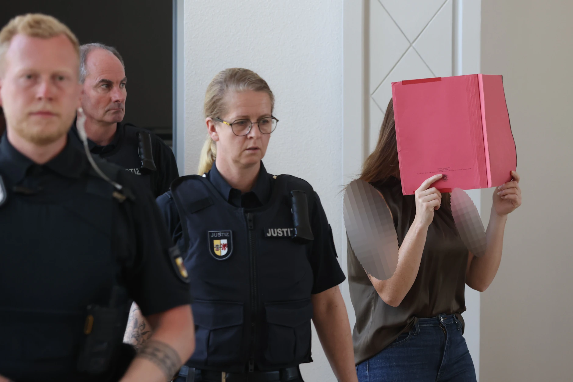 Im Prozess um den Mord an Fabian aus Güstrow sitzt die Angeklagte im Verhandlungssaal im Landgericht Rostock.