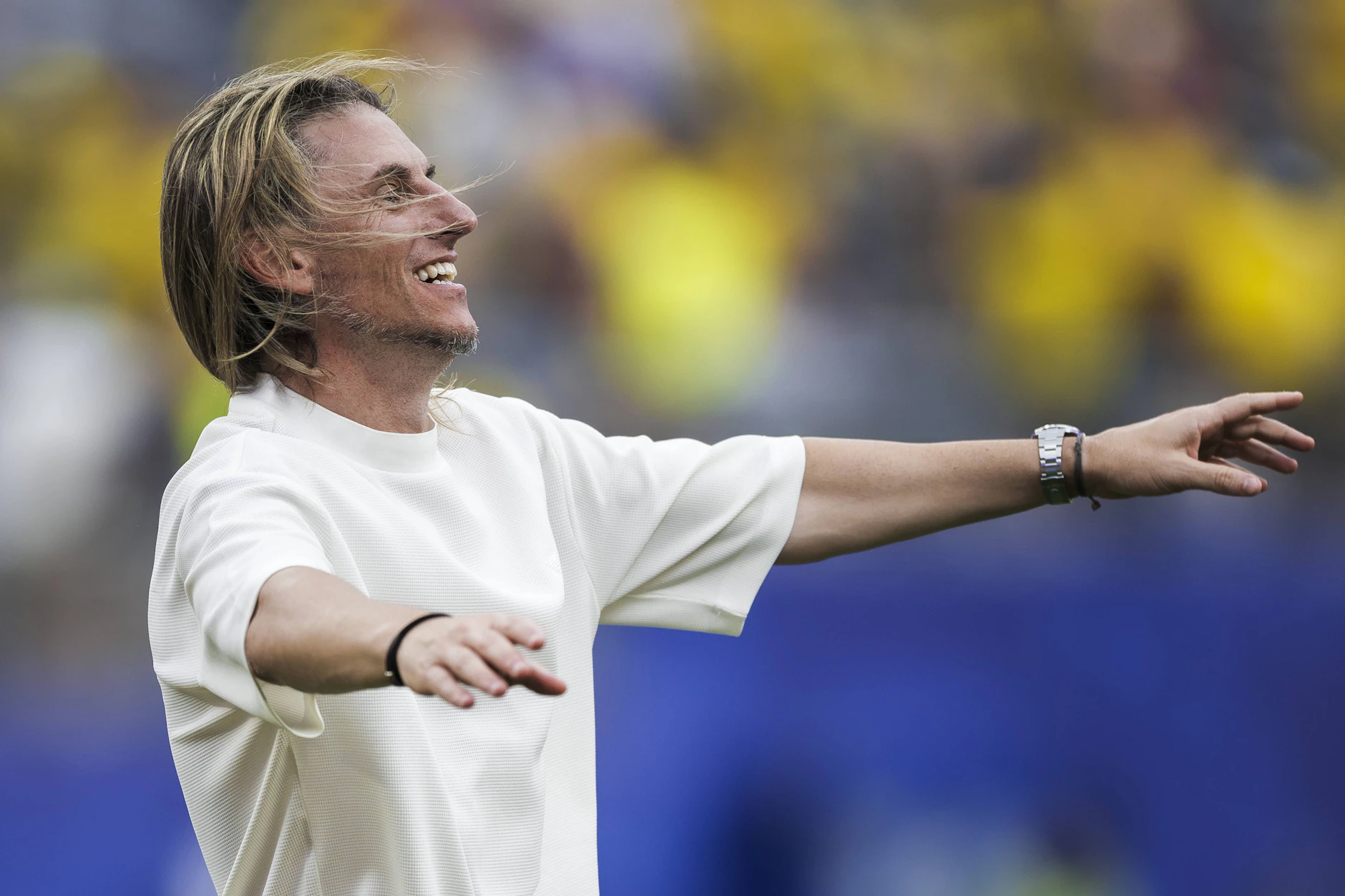 Ecuadors Trainer Sebastian Beccacece ist nach dem 2:1-WM-Sieg gegen Deutschland gerade der glücklichste Mensch der Welt.
