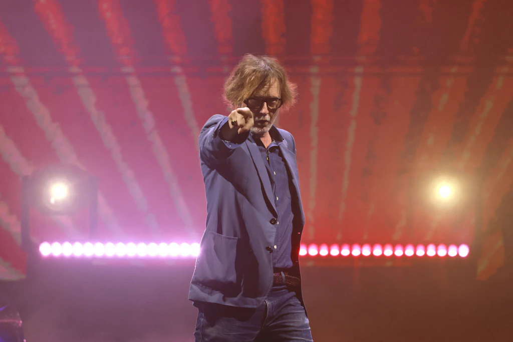Der Sänger Jarvis Cocker weiß die Menge stets zu unterhalten.