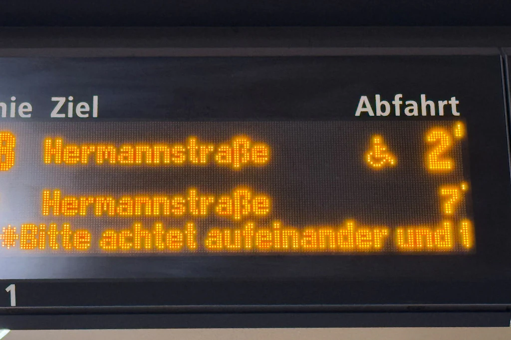 Auf der U-Bahn-Anzeige bittet die BVG darum, auf Mitmenschen zu achten und ausreichend Wasser zu trinken.