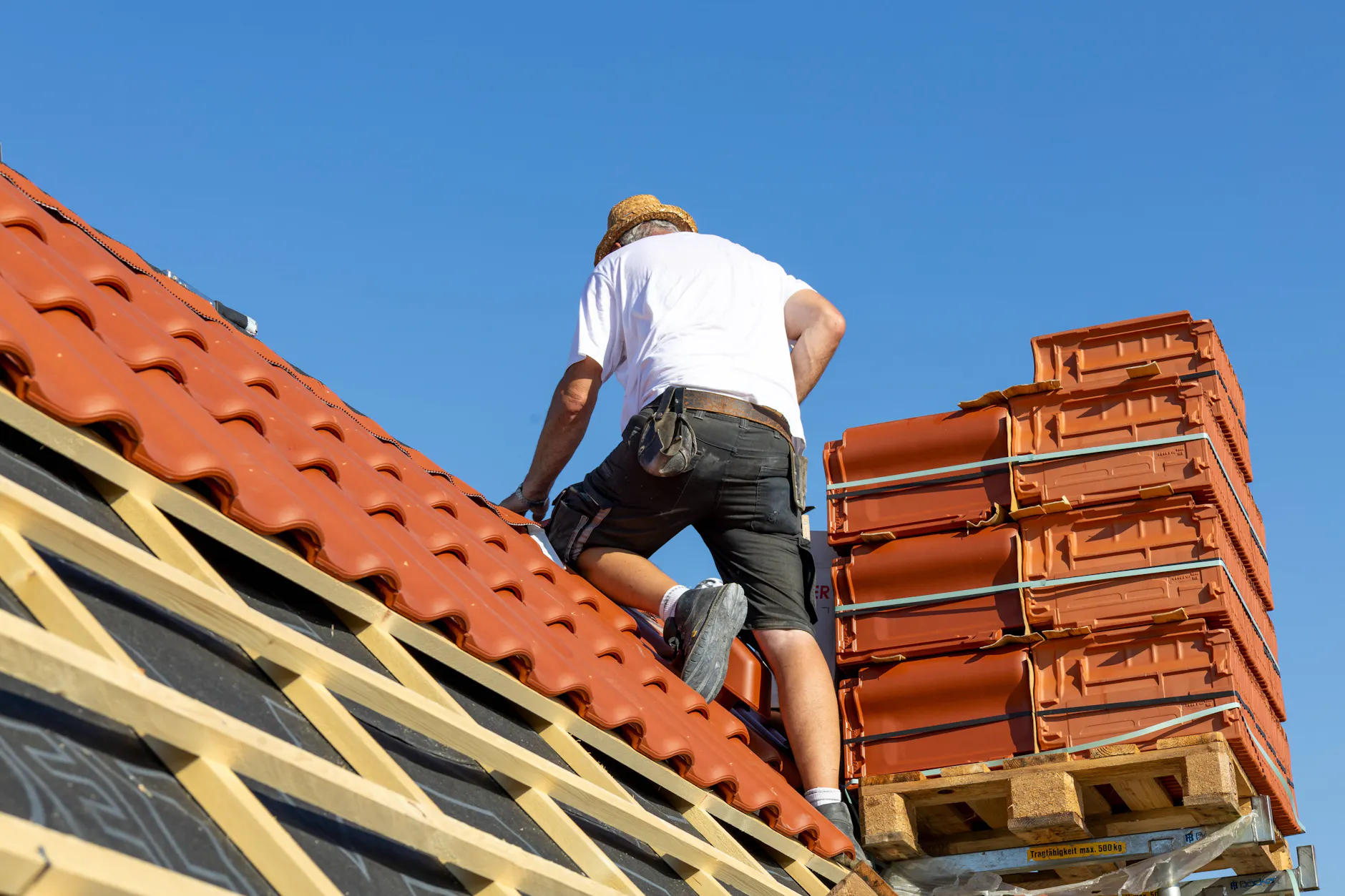 Besonders für Menschen, die draußen arbeiten, wird die Hitze schnell zur Qual.