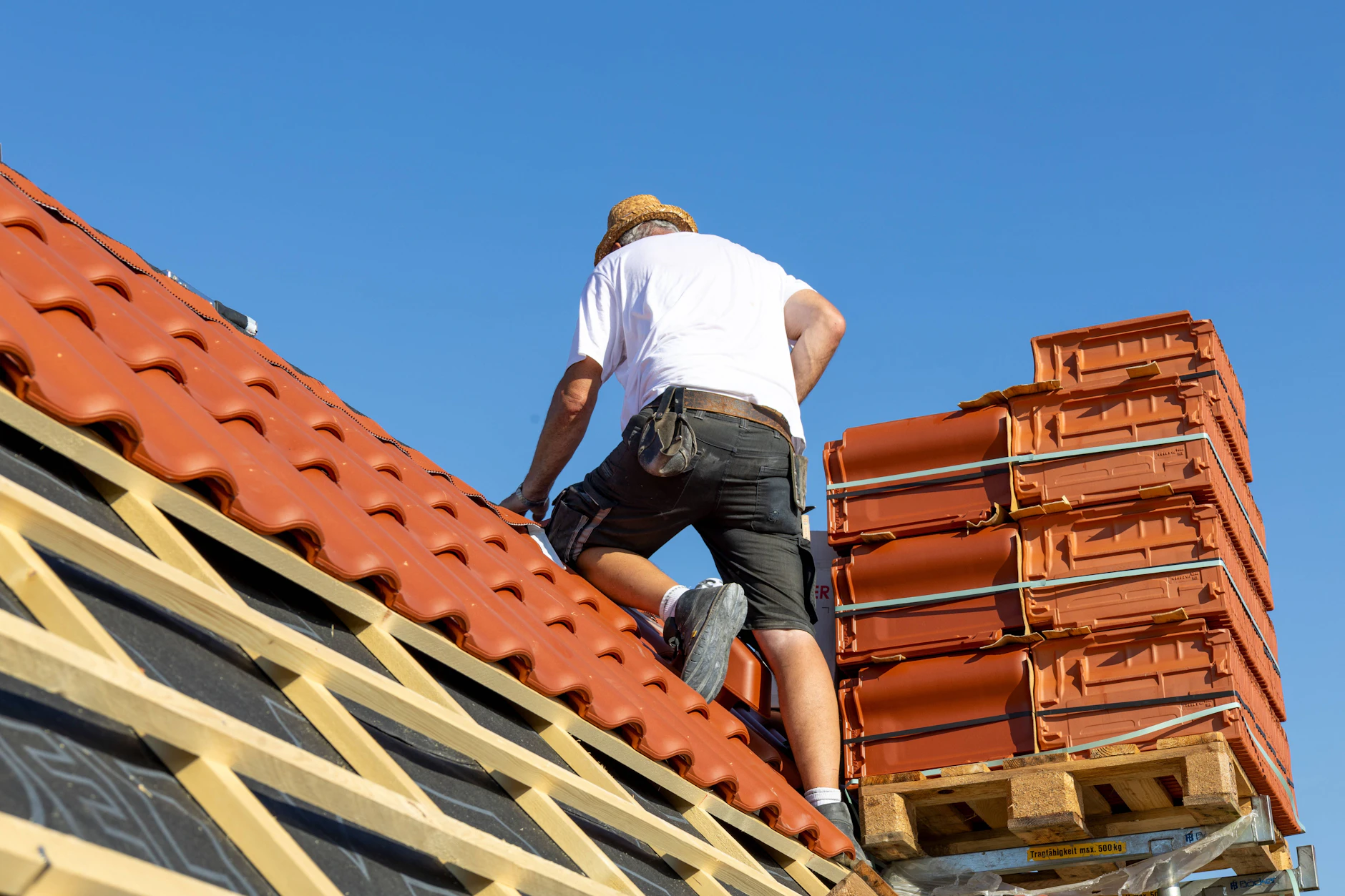 Besonders für Menschen, die draußen arbeiten, wird die Hitze schnell zur Qual.