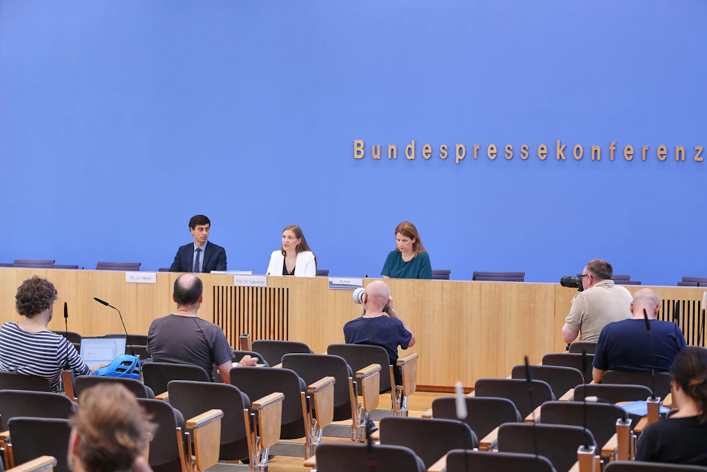 Nachgehakt zum AfD-Gutachten: Wie wurde KI eingesetzt und wer sind die Geldgeber?