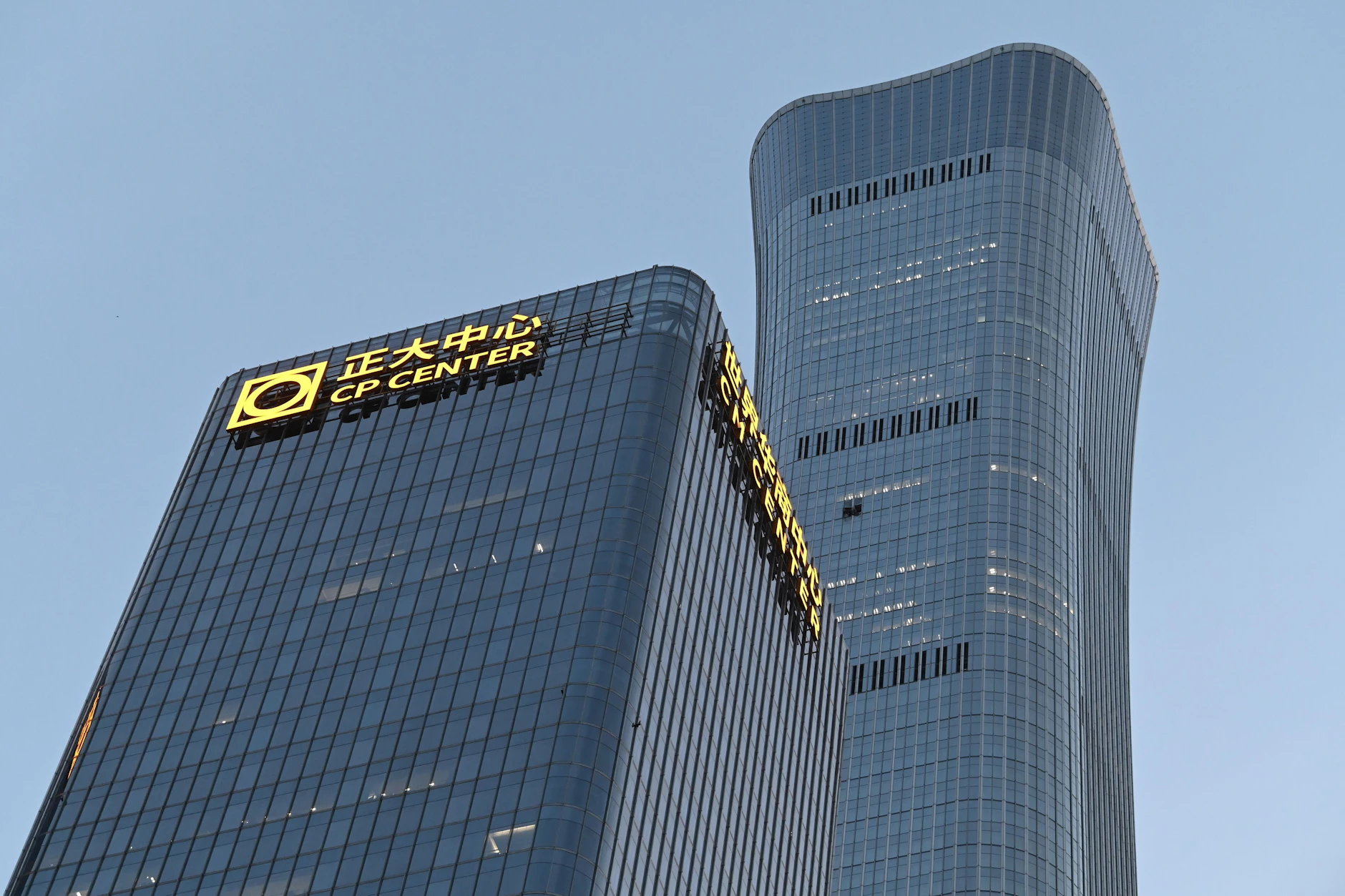 Der Citic Tower mitten in Peking. Der Wolkenkratzer ist 528 Meter hoch. Man sieht das Loch in der Fensterfront, in die das Flugzeug gekracht ist.