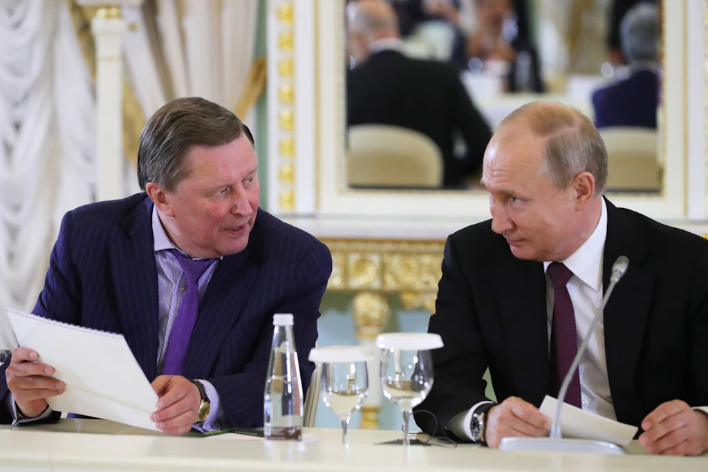Sergej Iwanow (links) und Wladimir Putin bei einem Treffen im Konstantin-Palast im Mai 2018.
