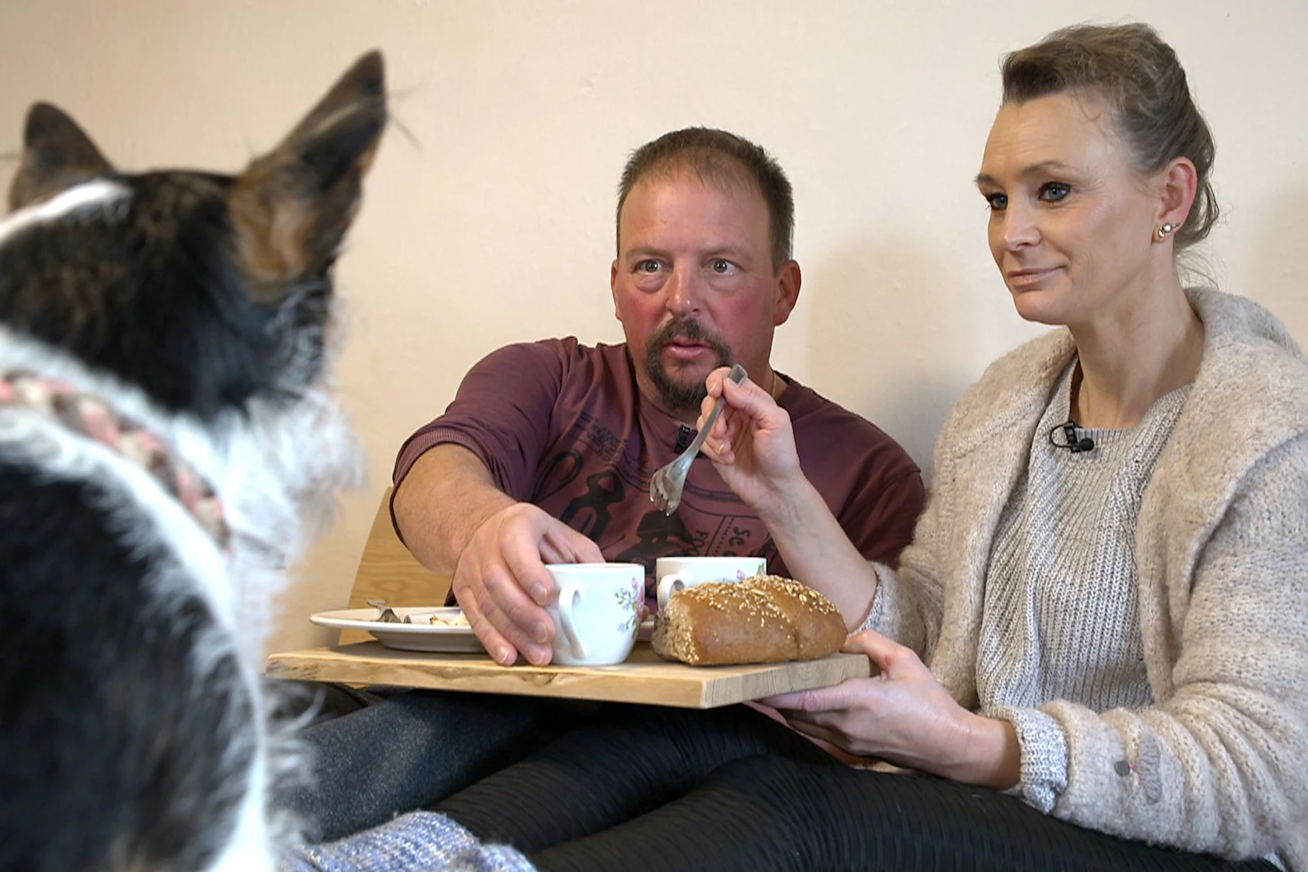 Andreas und Katarina bei „Bauer sucht Frau International“ mit Katarinas Hund Ludo.