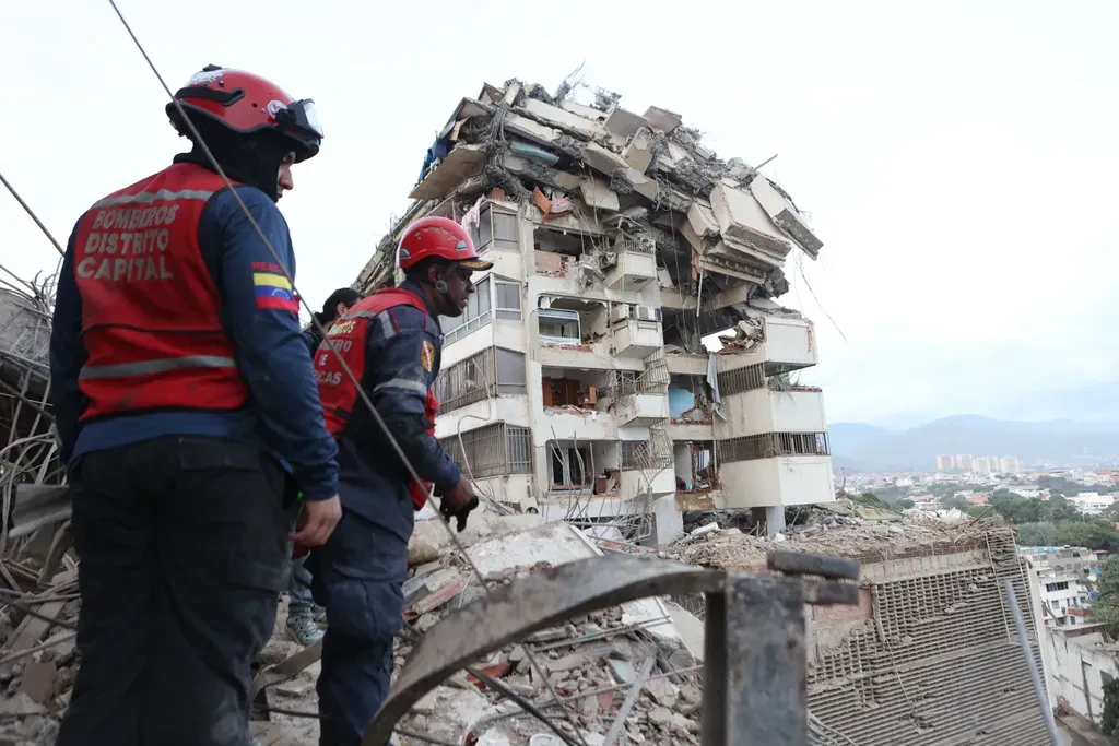 Rettungskräfte suchen in La Guaira westlich von Caracas nach Überlebenden.
