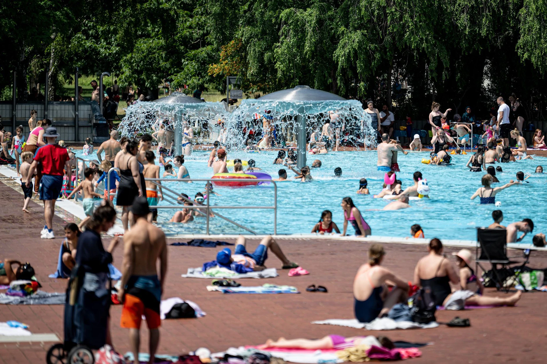 Am Wochenende ist das Prinzenbad in Kreuzberg besonders voll.