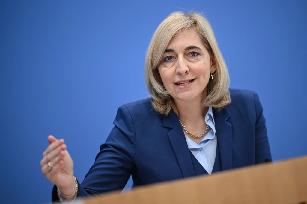 Nina Warken (CDU), Bundesministerin für Gesundheit, sieht keinen großen Streit über die Abschaffung der Rente mit 63.
