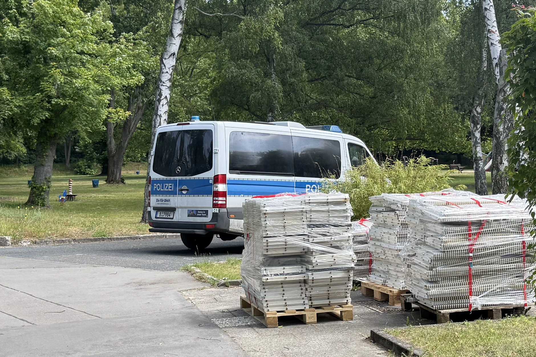 Ein Einsatzwagen auf dem Gelände des Sommerbads Humboldthain.