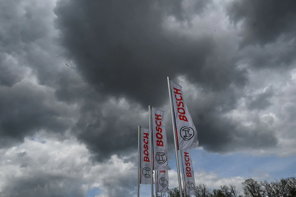 Die Krise der deutschen Autozulieferer spitzt sich weiter zu: Unternehmen wie <a href="https://www.berliner-zeitung.de/article/technologiekonzern-bosch-macht-erstmals-seit-mehr-als-15-jahren-verluste-10030874">Bosch</a> oder <a href="https://www.berliner-zeitung.de/article/autozulieferer-zf-meldet-milliardenverlust-branche-in-der-krise-10025623">ZF Friedrichshafen</a> reagieren mit teils harten Sparprogrammen.