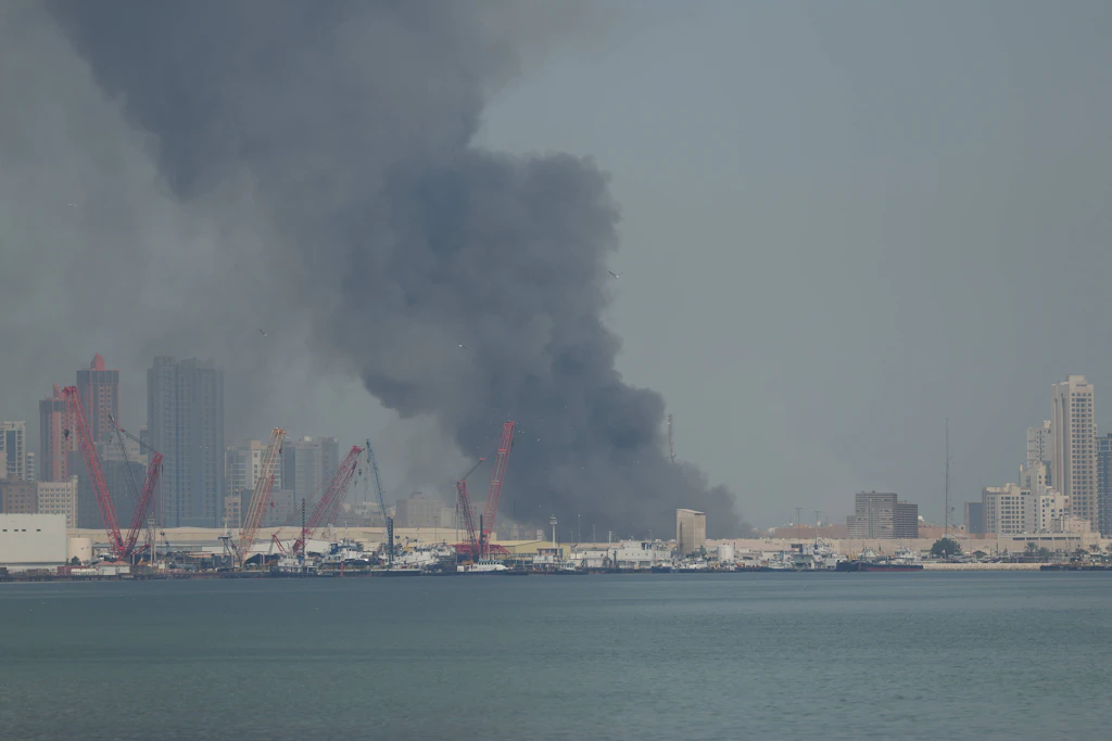 Rauch über der US-Marinebasis in Manama nach einem iranischen Raketenangriff Ende Februar.