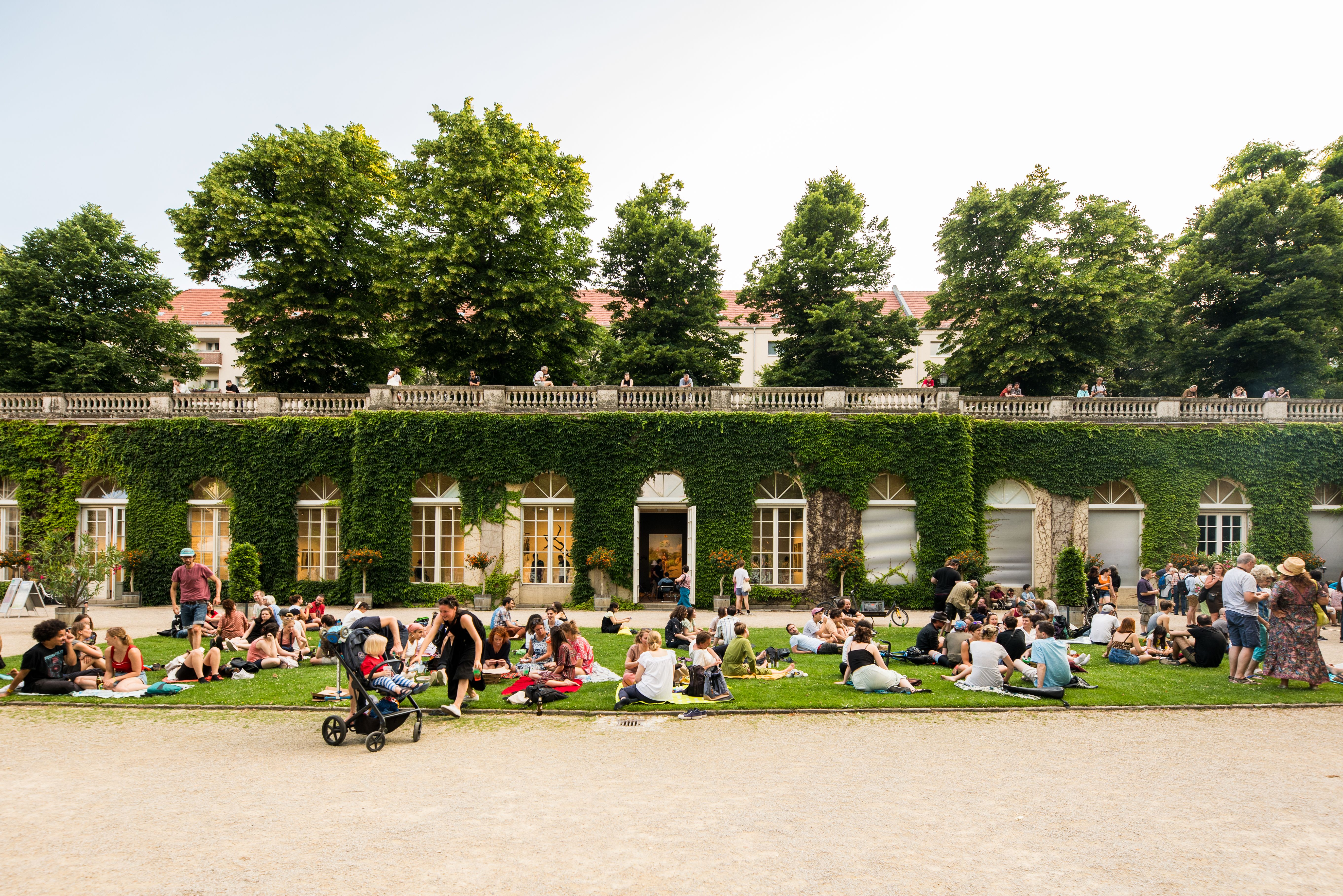 Der perfekte Party-Sonntag: Von Leierkästen, Weltreisen und der Rettung der Kunst