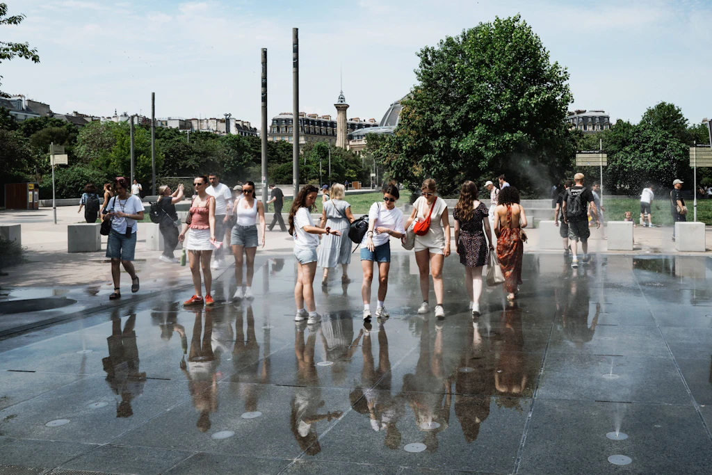 Menschen kühlen sich während der Hitzewelle nahe Les Halles in Paris an Sprühnebelanlagen ab.