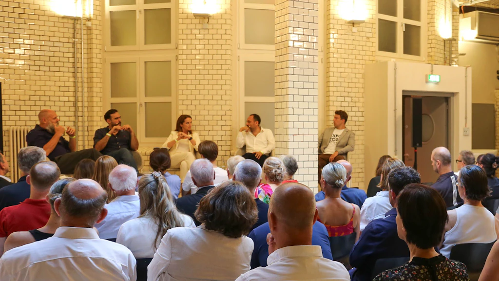 Diskutierten in der Backfabrik die Zukunft Berlins: Holger Friedrich, Julian Teicke, Verena Pausder, Thomas Willemeit und Daniel-Jan Girl (v.l.).