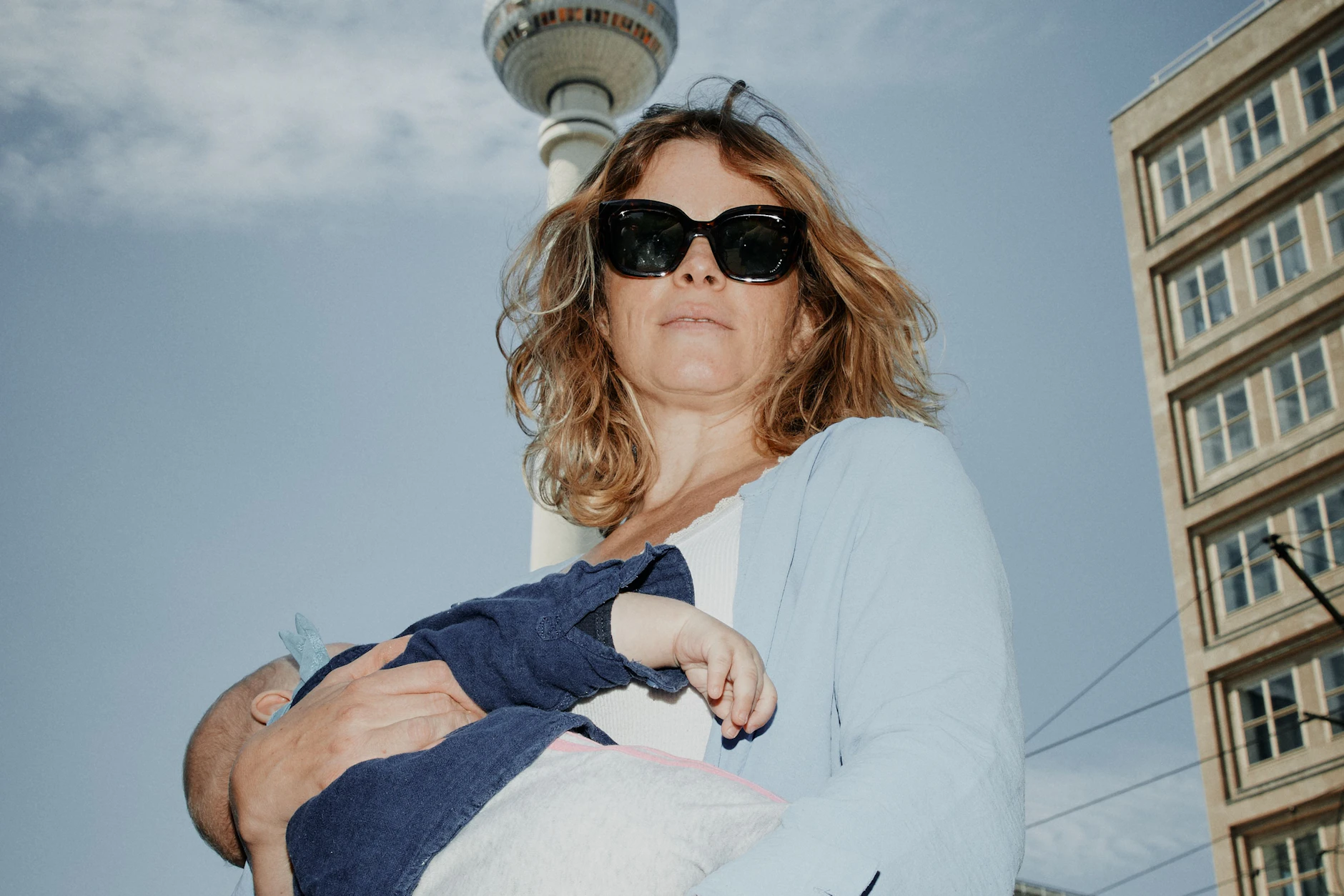 „Ick sitz hier, ick still hier, ick bleib hier“ – das wollen die Berliner Mamas mit diesen Fotos ausdrücken.