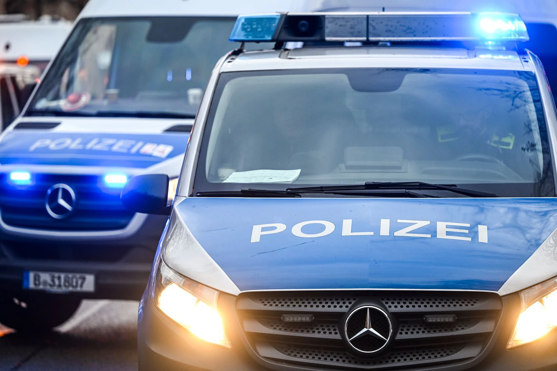 Bei einem Unglück in Frankfurt (Oder) stürzte ein sechs Jahre altes Kind aus dem 11. Stock eines Hochhauses und verstarb (Symbolbild).