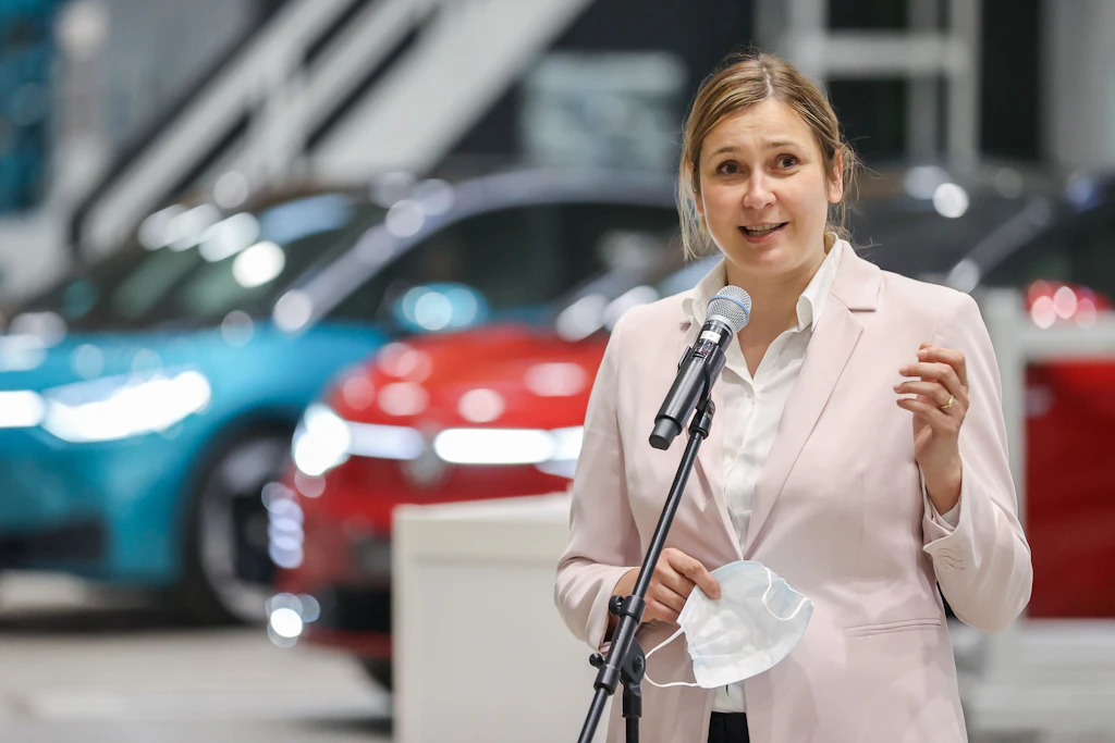 Constance Arndt (Bürger für Zwickau – hier bei der Inbetriebnahme der Erweiterung des Presswerks von Volkswagen) hat alle Beteiligten aufgefordert, kluge Lösungen für den traditionsreichen Automobilstandort zu suchen. Ab 2030 ist das VW-Werk in Westsachsen in Gefahr.