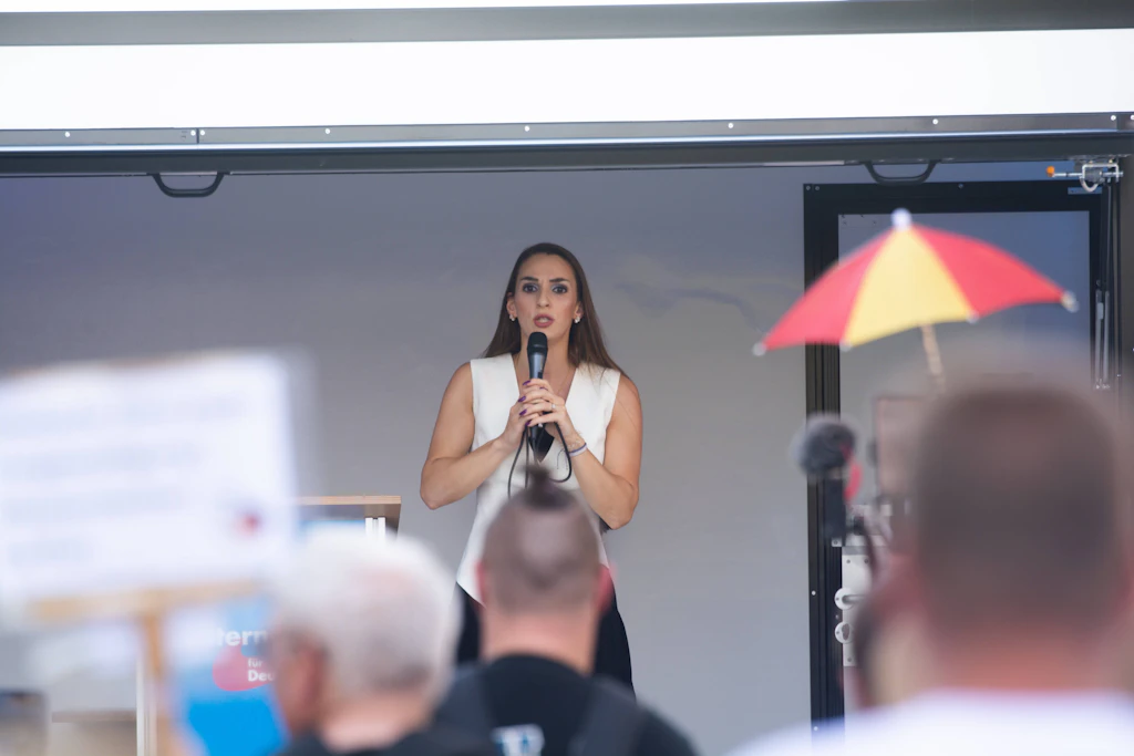 Die AfD-Landtagsabgeordnete Enxhi Seli-Zacharias veröffentlichte ein Video, in dem sie Bewohner eines von Sinti und Roma geprägten Viertels in Ückendorf auffordert, die Straße zu kehren. Das Video versah sie mit der Aussage, man habe „für Ordnung gesorgt“.