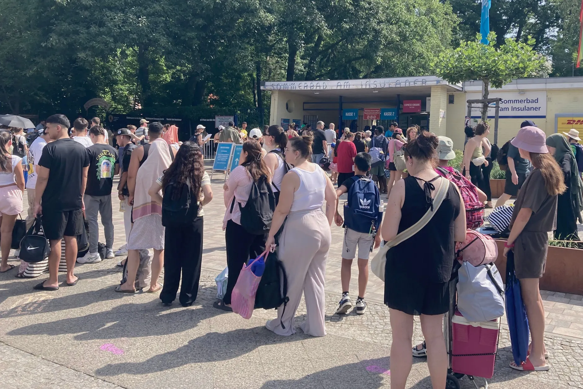 Eine lange Warteschlange bildete sich Samstagmorgen vor dem Sommerbad am Insulaner in Schöneberg.