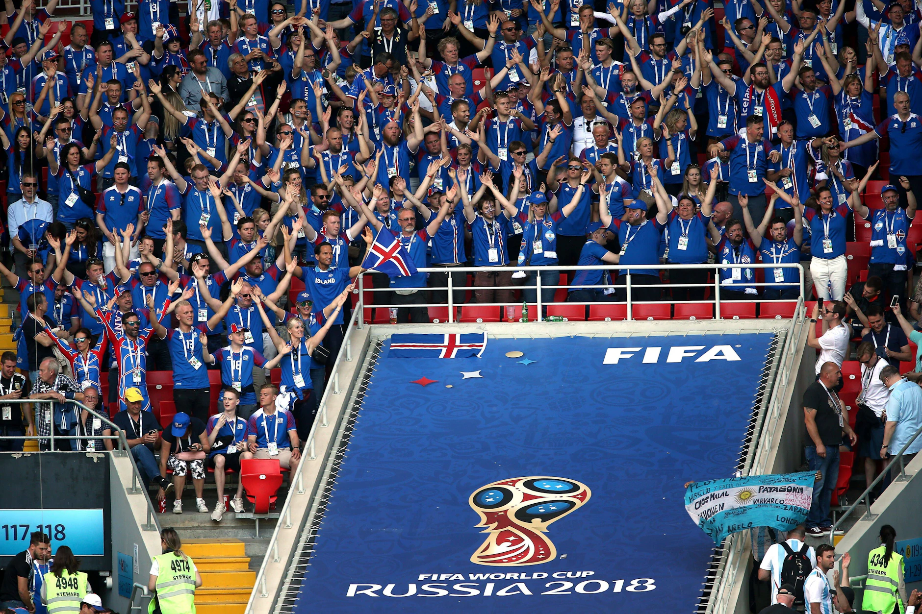 Fans aus Island während der WM 2018 in Russland mit dem legendären Viking Clap.