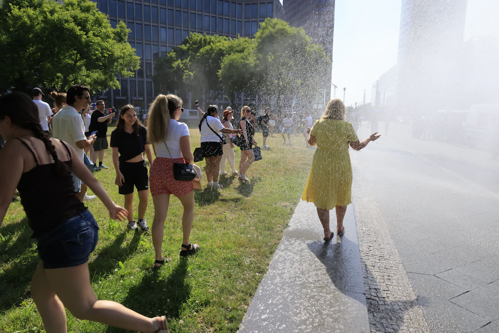 Die Berliner Polizei setzte bereits am Samstag Wasserwerfer zur Abkühlung ein.