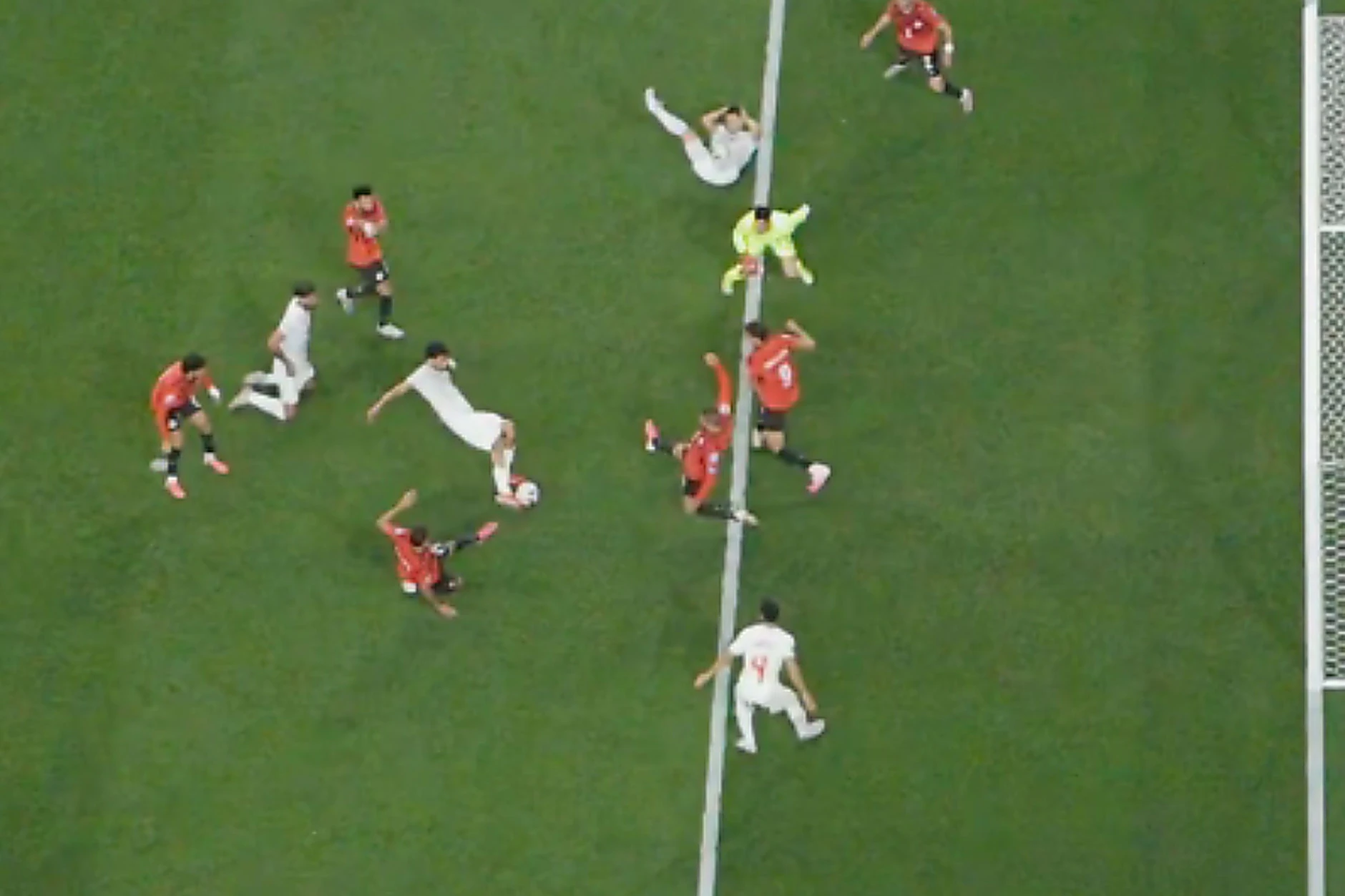 Irans Shoja Khalilzadeh soll in dieser Szene mit einer Fußspitze vor der Hacke des ägyptischen Verteidigers Hamza Abdelkarim gestanden haben. Sein-Siegtor zum 2:1 wurde in der Nachspielzeit vom VAR aberkannt.