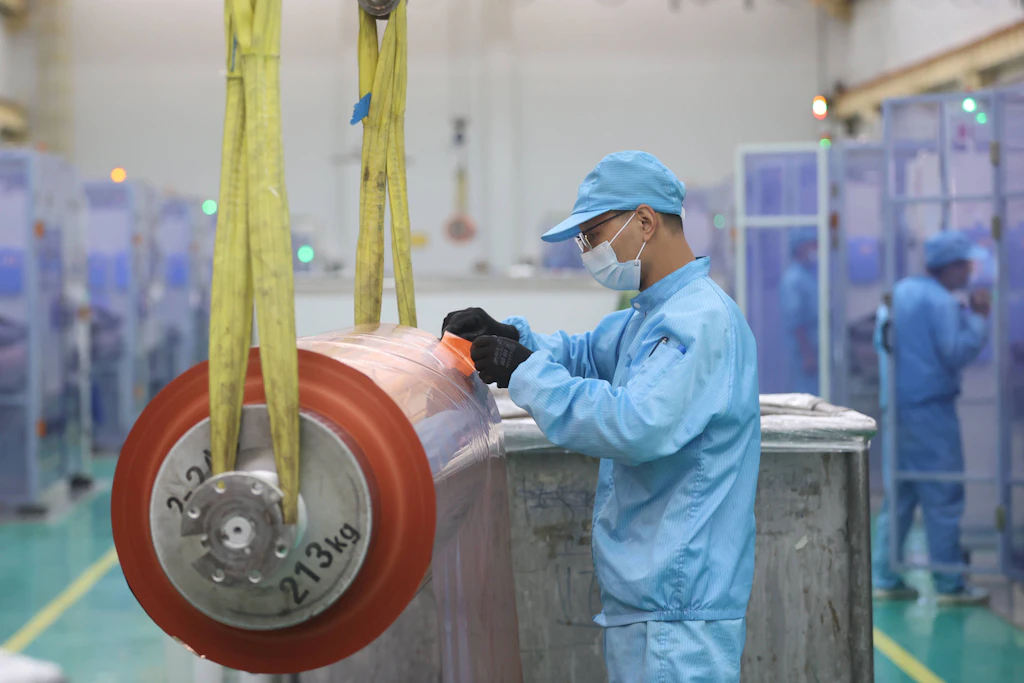Ein Mitarbeiter produziert Kupferfolie für Lithium-Ionen-Batterien in einem Werk im chinesischen Sanmenxia.