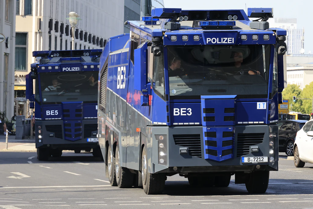Der WaWe 10.000 der Berliner Polizei fasst zehntausend Liter Wasser.