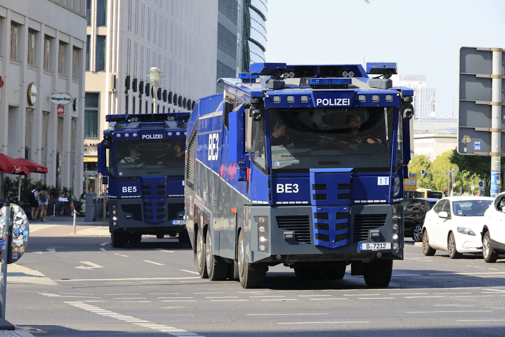 Wasserwerfer und Hunde beim AfD-Parteitag: Großaufgebot der Berliner Polizei in Erfurt im Einsatz