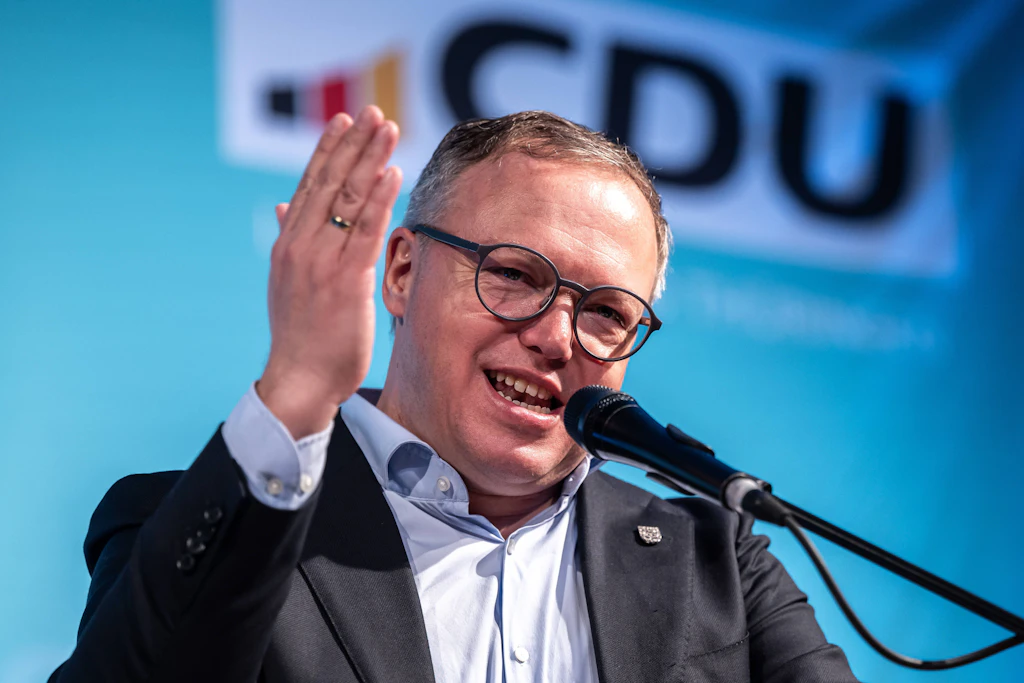 Thüringens Ministerpräsident Mario Voigt geriet in die Schlagzeilen, nachdem Analysen ergaben, dass eine seiner Reden weitgehend von KI formuliert wurde.