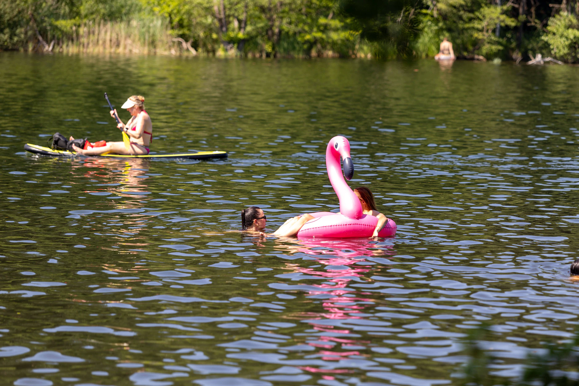 Menschen suchen im Schlachtensee Abkühlung, leider kam es in Berlin am Sonnabend auch zu Badeunfällen.