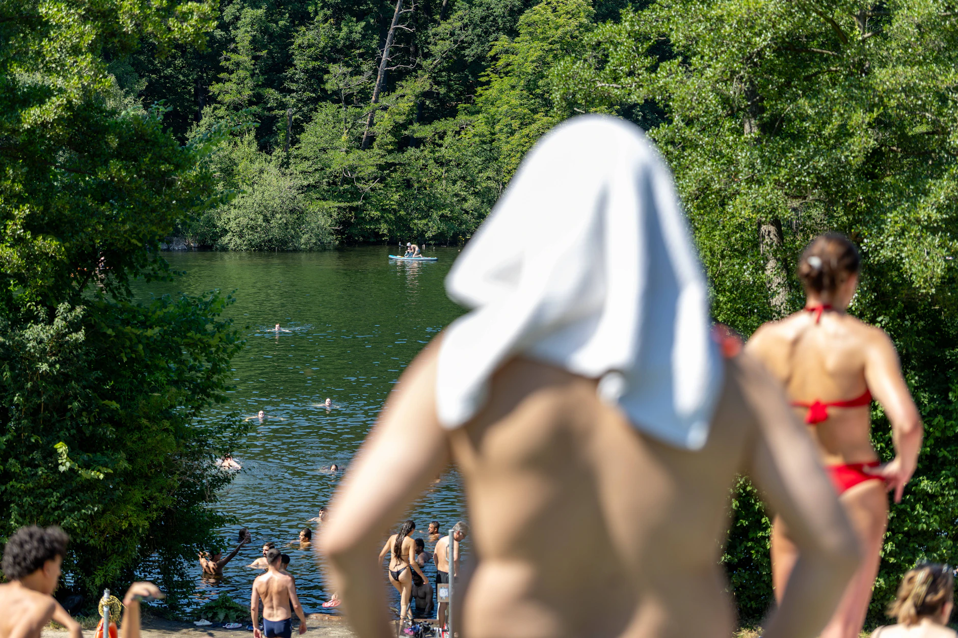 Berliner erfrischen sich bei knapp 40 Grad am Schlachtensee.
